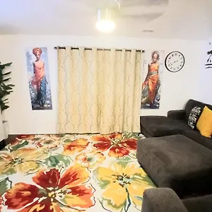 Apartment Airport Oasis: Spacious 3-bed Near Ewr & Nyc, Newark