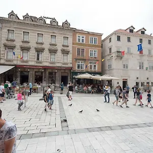 old-town-square-apartment.splithotels.org/
